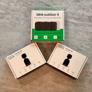 Blink Outdoor 4 & 2 Blink Mini Pan-Tilt Camera - Like New in box